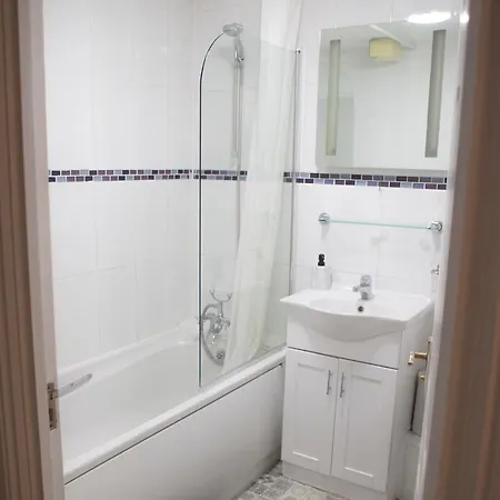 Spacious 2 Bed Flat In Wimbledon With Private Parking *