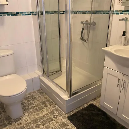 Spacious 2 Bed Flat In Wimbledon With Private Parking