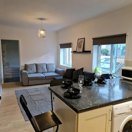 2 Bedroom Flat In Zone 2 Lnd *