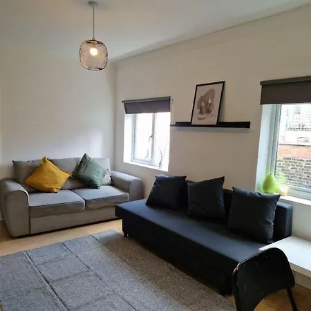2 Bedroom Flat In Zone 2 Lnd