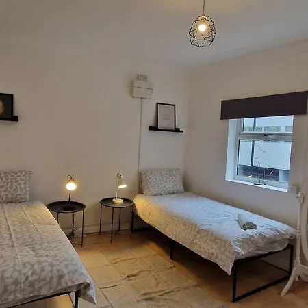 2 Bedroom Flat In Zone 2 Lnd Apartment London