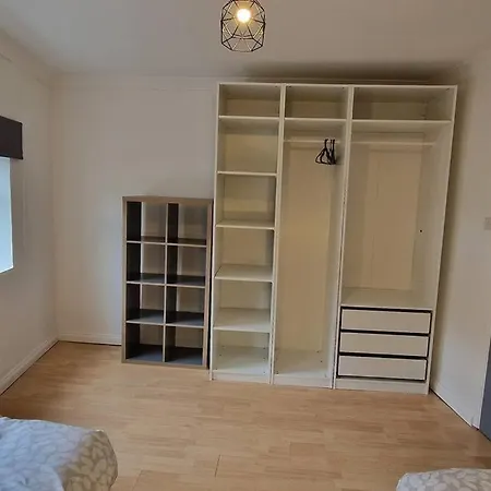 2 Bedroom Flat In Zone 2 Lnd London