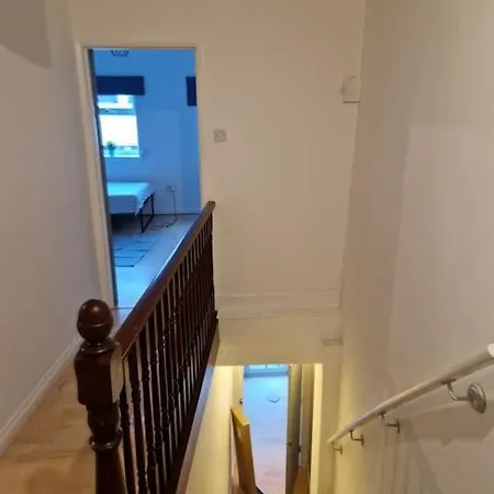 2 Bedroom Flat In Zone 2 Lnd London