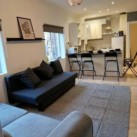 2 Bedroom Flat In Zone 2 Lnd London