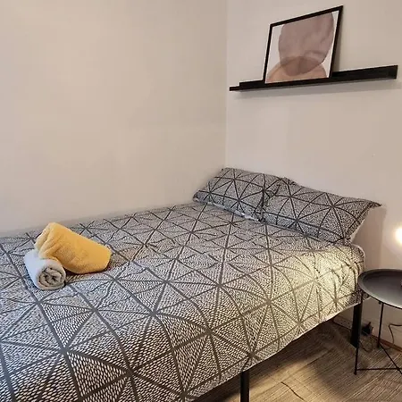 Apartment 2 Bedroom Flat In Zone 2 Lnd *