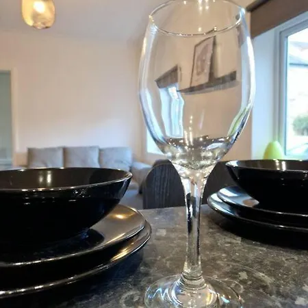 2 Bedroom Flat In Zone 2 Lnd Apartment *