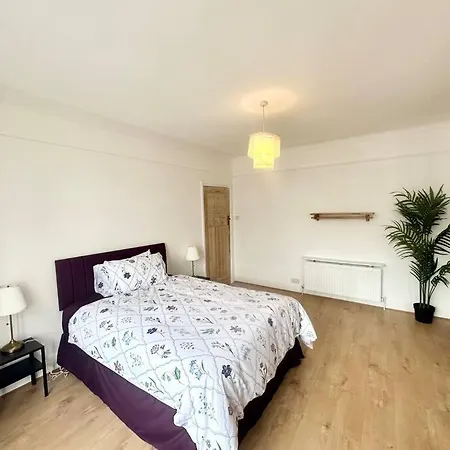 4 Bed House In Daneby Road,se6 Catford