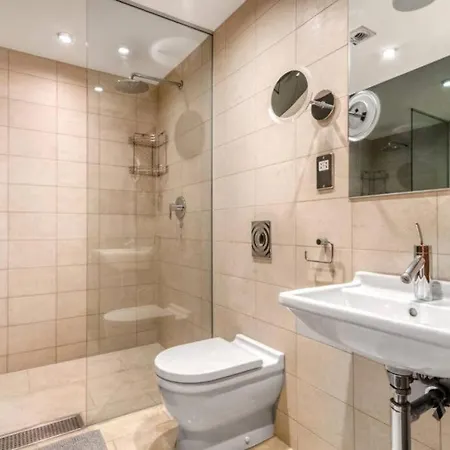 Exquisite 2 Bed Soho Central Sleeps 6 Apartment London