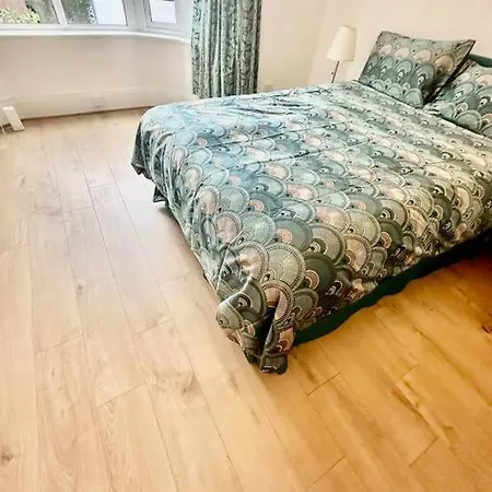 Holiday home 4 Bed House In Daneby Road,se6