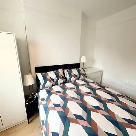 Holiday home 4 Bed House In Daneby Road,se6 Catford
