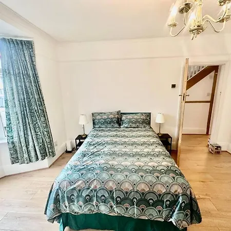 4 Bed House In Daneby Road,se6