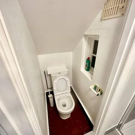 4 Bed House In Daneby Road,se6 * Catford