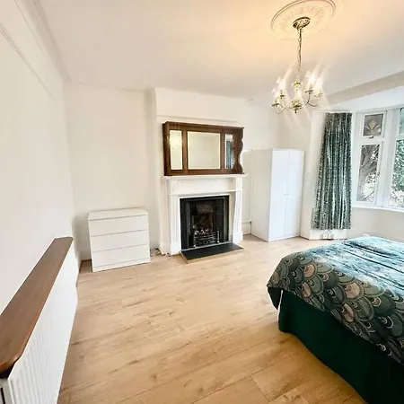 4 Bed House In Daneby Road,se6 Holiday home