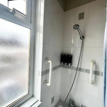 4 Bed House In Daneby Road,se6 * Catford