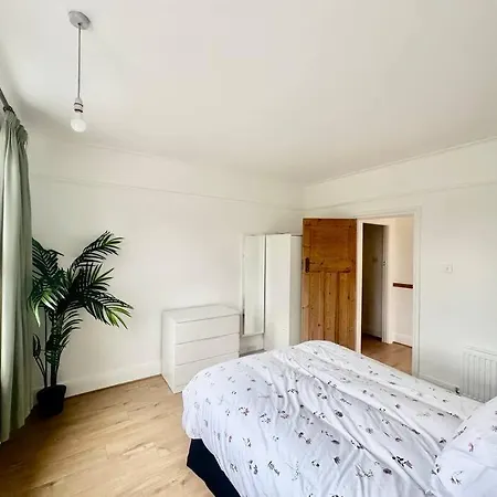 4 Bed House In Daneby Road,se6 Catford