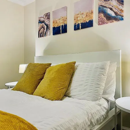 Alice's Place Apartment *