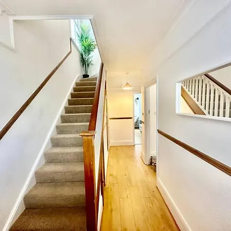 4 Bed House In Daneby Road,se6 Holiday home