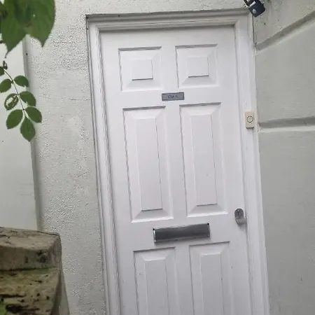 33 Camden Square - Double Homestay *