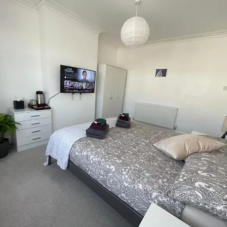 Homestay Double Bedroom With Tv In Sudbury Hill Wembley - 10 Mins From Wembley Stadium Harrow on the Hill