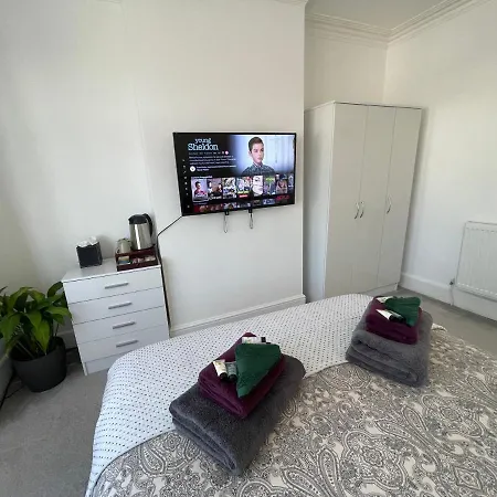 Double Bedroom With Tv In Sudbury Hill Wembley - 10 Mins From Wembley Stadium Homestay