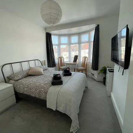 Homestay Double Bedroom With Tv In Sudbury Hill Wembley - 10 Mins From Wembley Stadium *