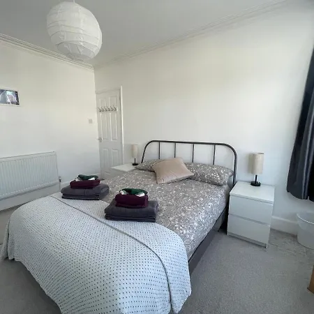 Double Bedroom With Tv In Sudbury Hill Wembley - 10 Mins From Wembley Stadium *