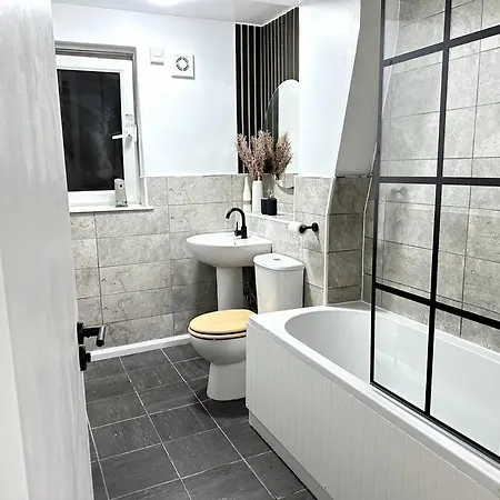 Luxury 3 Bed In * London
