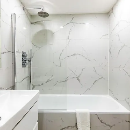 Villa Massive West 7 Bed Modern *