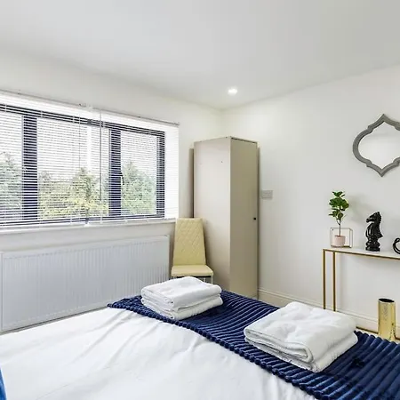 Villa Massive West 7 Bed Modern *