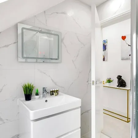 Massive West 7 Bed Modern * London