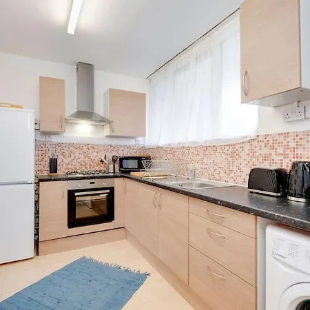 Lovely 3bed Split Level Flat With Outside Space