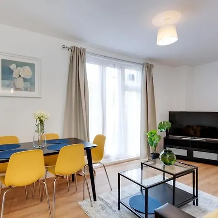 Lovely 3bed Split Level Flat With Outside Space Appartement *
