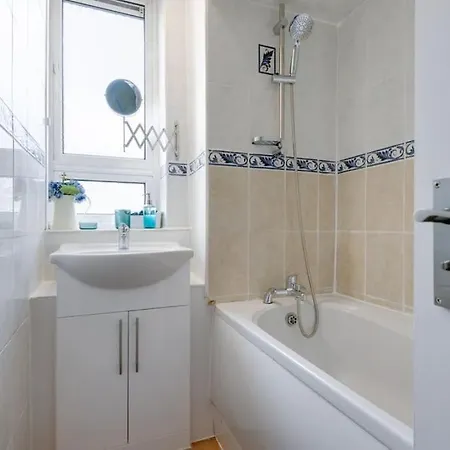 Lovely 3bed Split Level Flat With Outside Space Londen