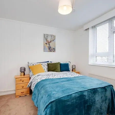 Lovely 3bed Split Level Flat With Outside Space *