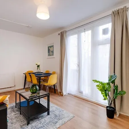 Lovely 3bed Split Level Flat With Outside Space