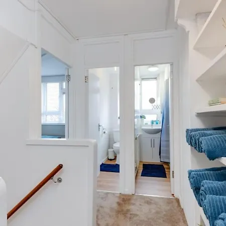 Lovely 3bed Split Level Flat With Outside Space Appartement *
