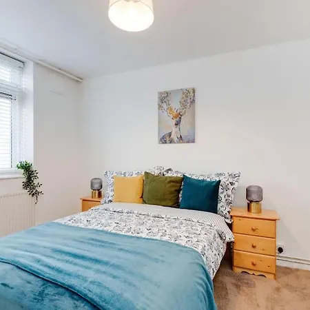 Lovely 3bed Split Level Flat With Outside Space Londen