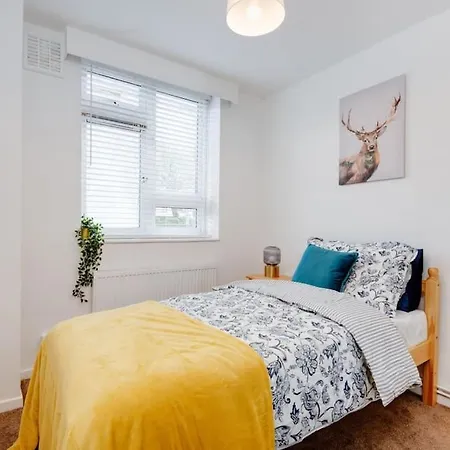 Lovely 3bed Split Level Flat With Outside Space