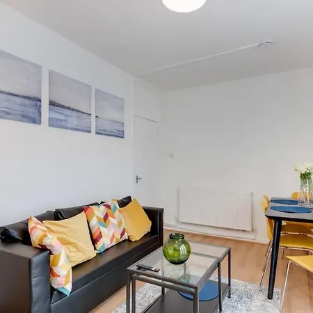 Lovely 3bed Split Level Flat With Outside Space *