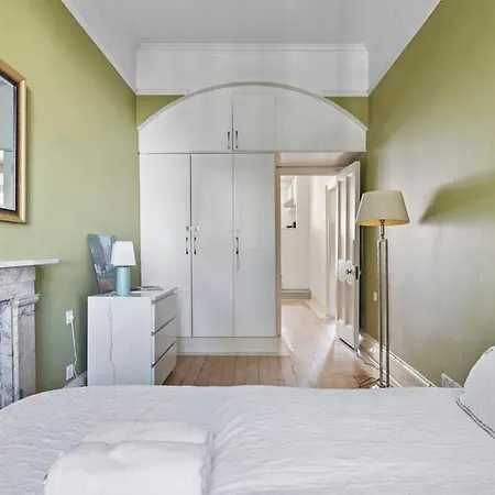 Germaine Greer's Legacy Flat In Hyde Park, * London