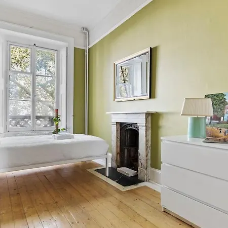 Germaine Greer's Legacy Flat In Hyde Park,