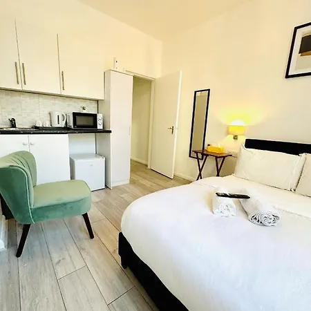 Immaculate 1-bed In * London