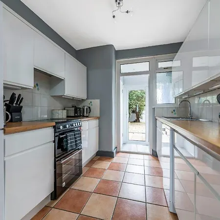 Stunning 3br House W Garden & Parking In Richmond Holiday home *
