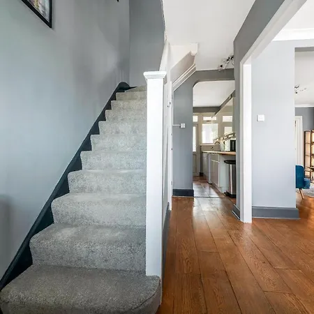 Holiday home Stunning 3br House W Garden & Parking In Richmond
