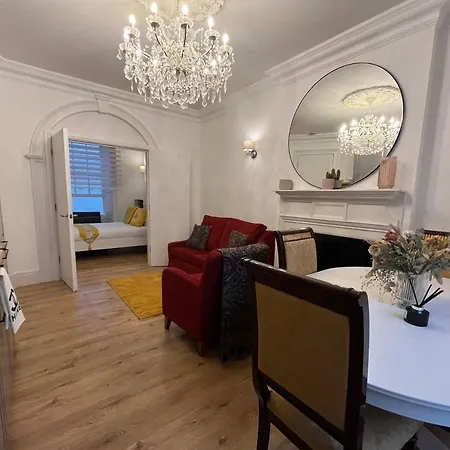 Hyde Park - One Bedroom Apartment *