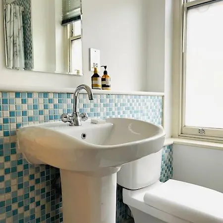 Modern-one Bedroom In Chelsea *