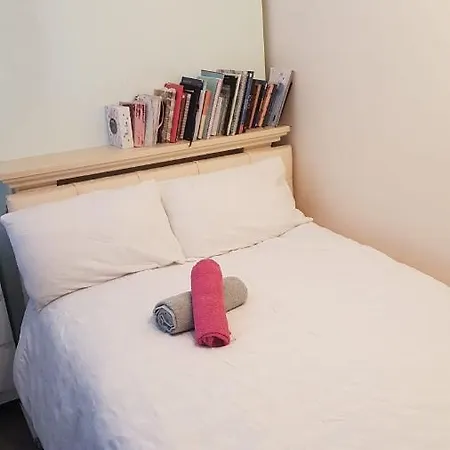 Double Bedroom In Raynes Park Guest house *
