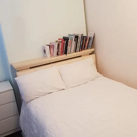 Double Bedroom In Raynes Park Guest house *