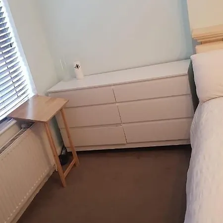 Double Bedroom In Raynes Park Guest house London