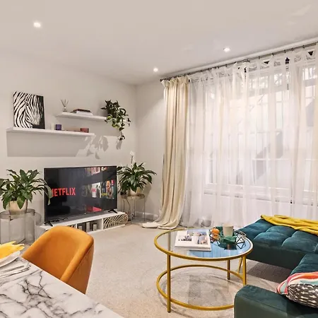 Hyde Park Luxury Two-bedroom With Patio Apartment *